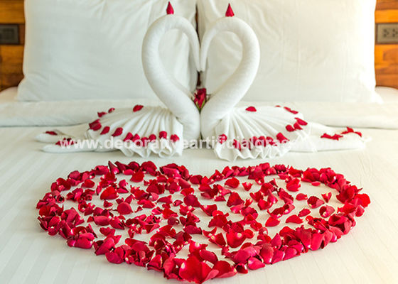 Silk Polyester Fabrics Artificial Rose Petals For Decoration Non-Toxic