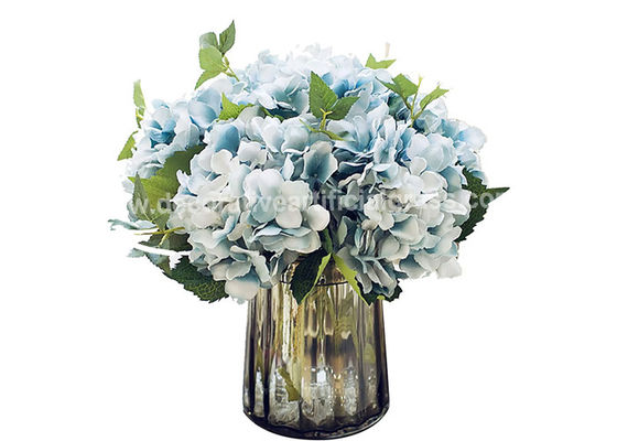 Les fleurs de soie artificielle d'hortensia truquent des compositions florales pour des mariages