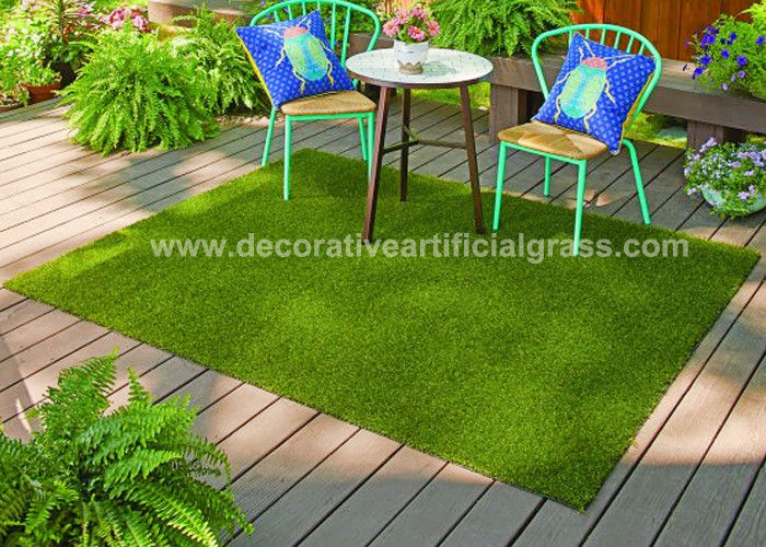 2 * 25m 4 * 25m พรมหญ้าเทียมสังเคราะห์ตกแต่งกลางแจ้งสำหรับบ้านของคุณ